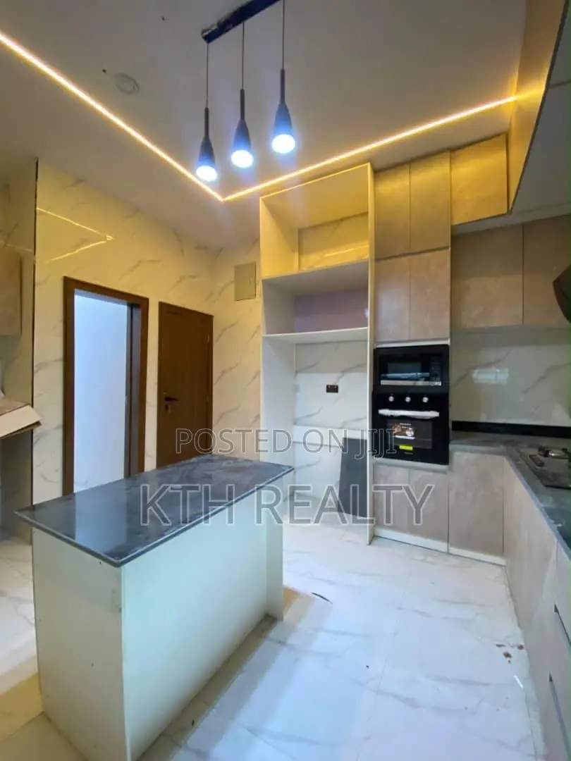 5bdrm Duplex in Ologolo for sale in Ologolo