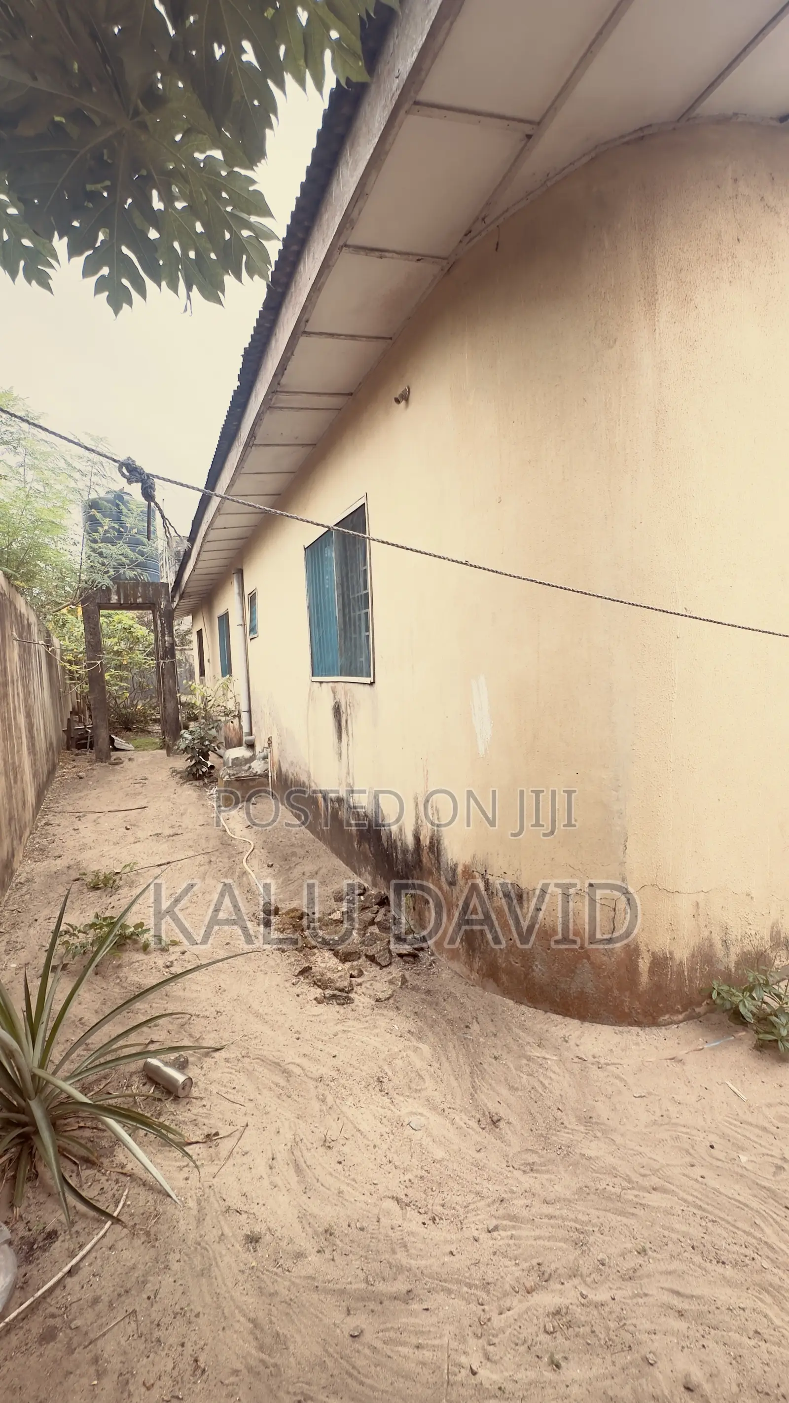 4bdrm Bungalow in Agboworin Street, Okokomaiko for sale in Okokomaiko
