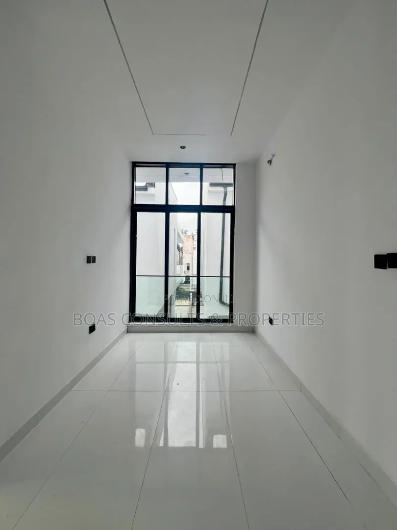 4bdrm Duplex in Ikota for sale in Ikota