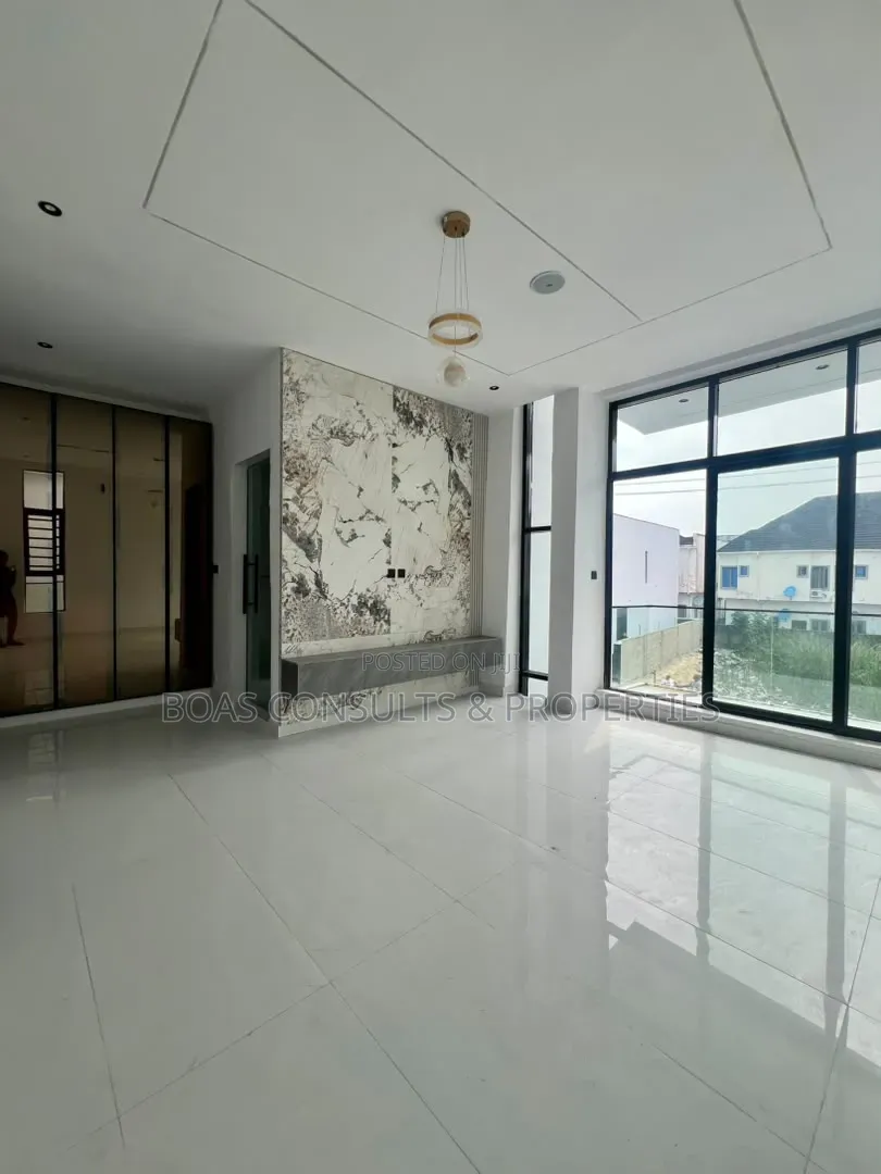 4bdrm Duplex in Ikota for sale in Ikota