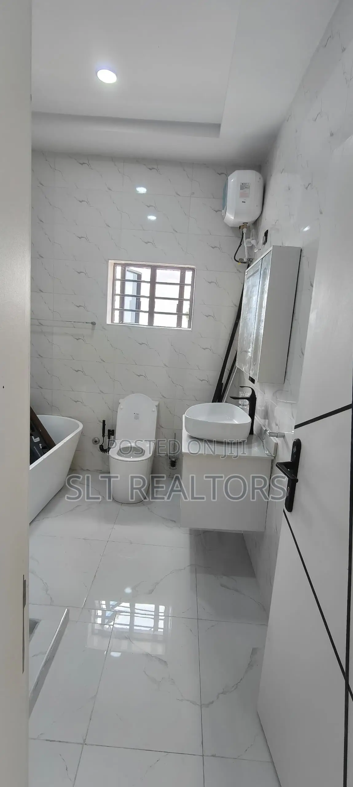 5bdrm Duplex in Alalubosa Gra for sale in Alalubosa