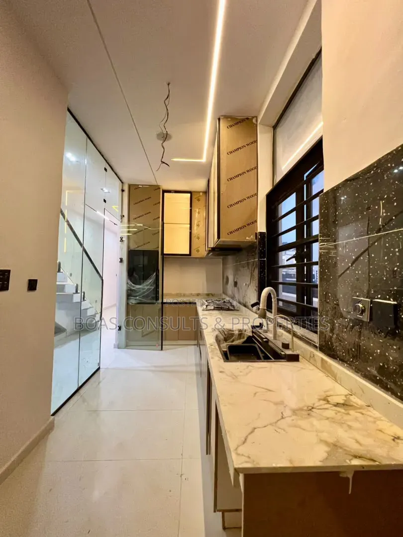 4bdrm Duplex in Ikota for sale in Ikota