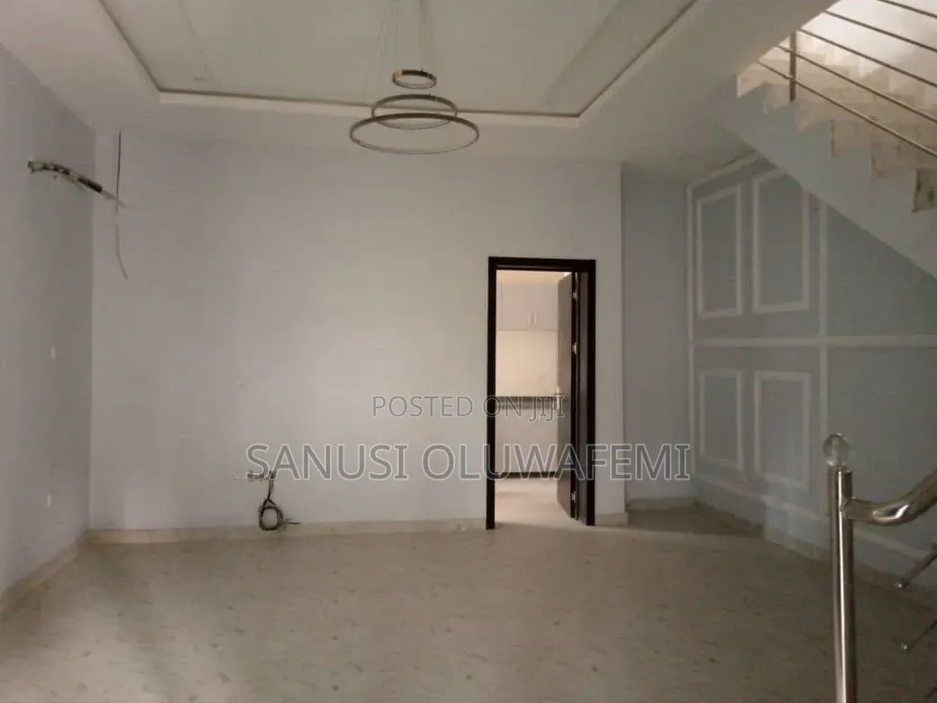 3bdrm Duplex in GRA Phase 1 for sale in GRA Phase 1