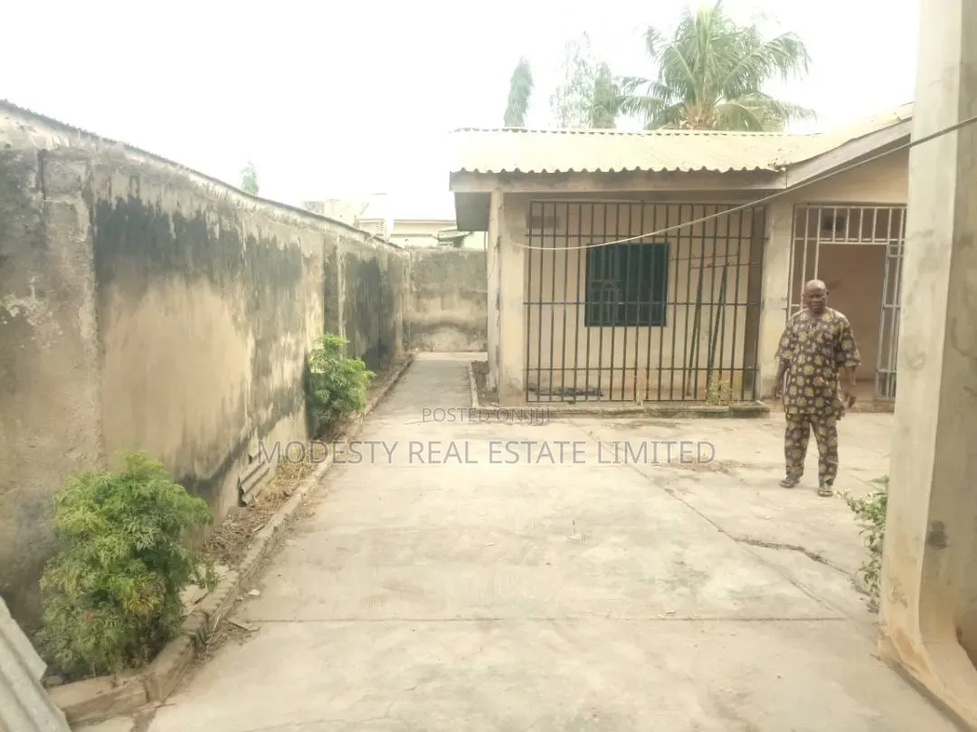5bdrm Duplex in Omolayo Estate, Akobo for sale in Akobo