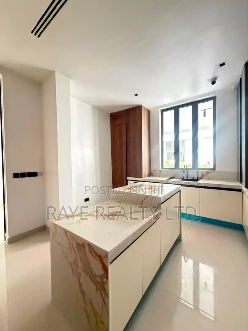 5bdrm Duplex in Ikate for sale in Ikate