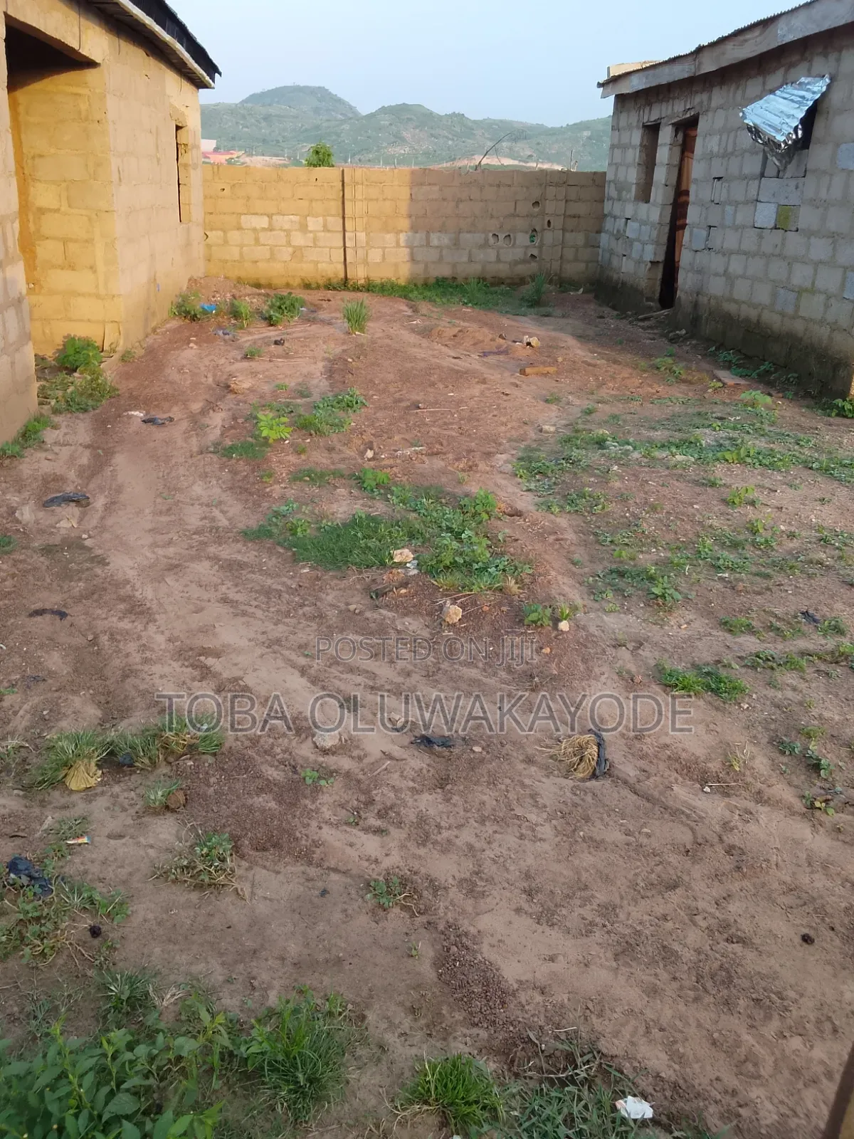 Flat Land Measuring 30x25ft for Sale! in Kiami
