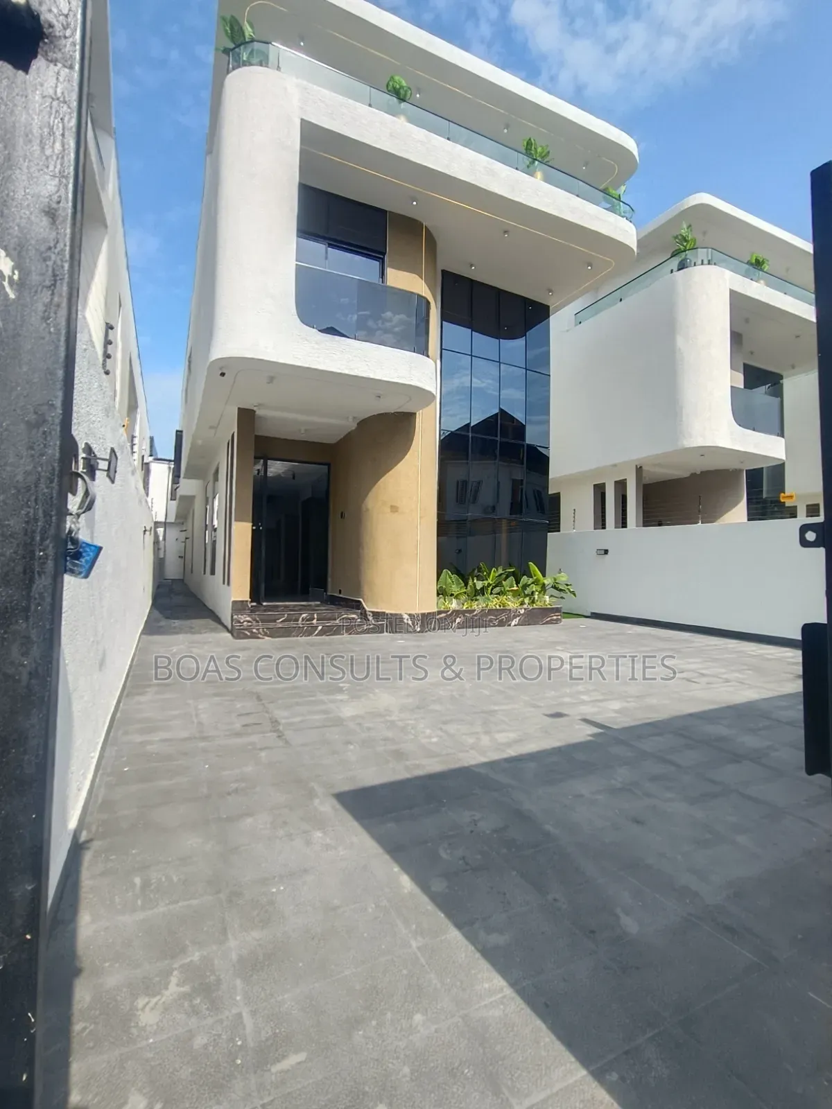 5bdrm Duplex in Ikota for sale in Ikota