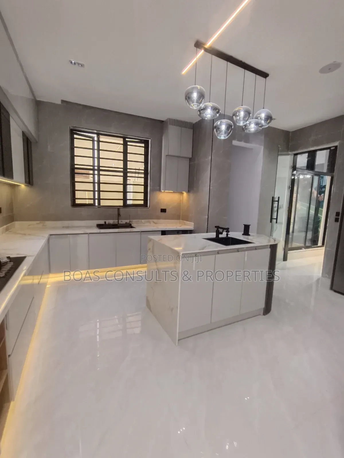5bdrm Duplex in Ikota for sale in Ikota