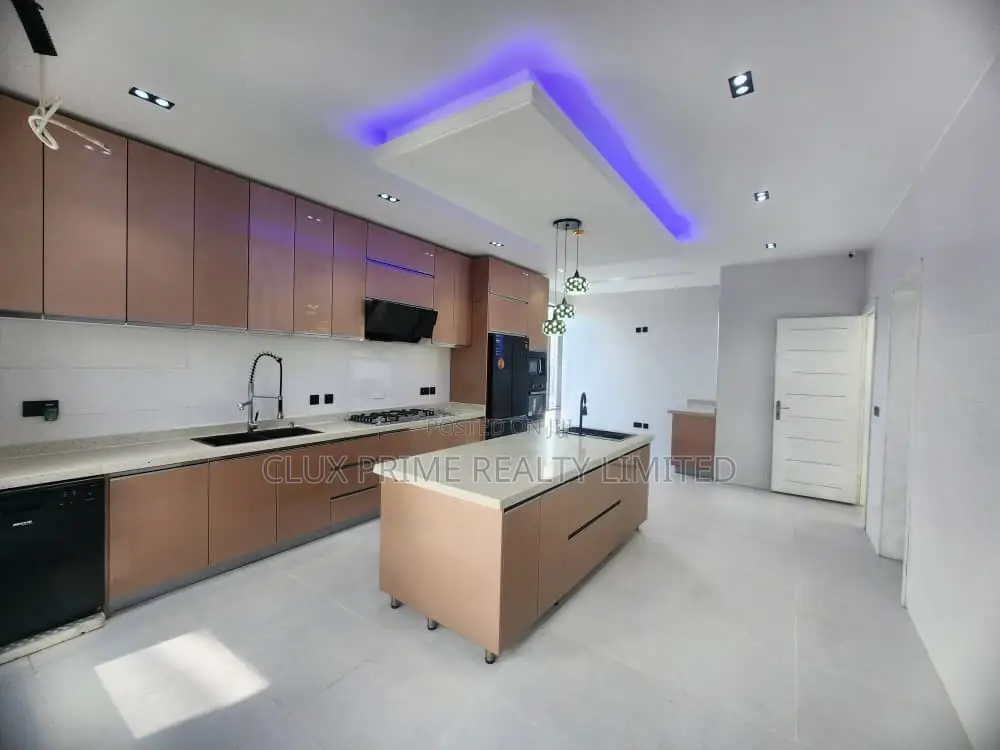 5bdrm Duplex in Osapa london for sale in Osapa london