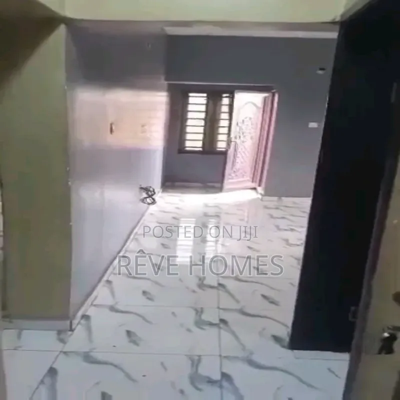 2bdrm Block of Flats in Adekunle for rent in Adekunle
