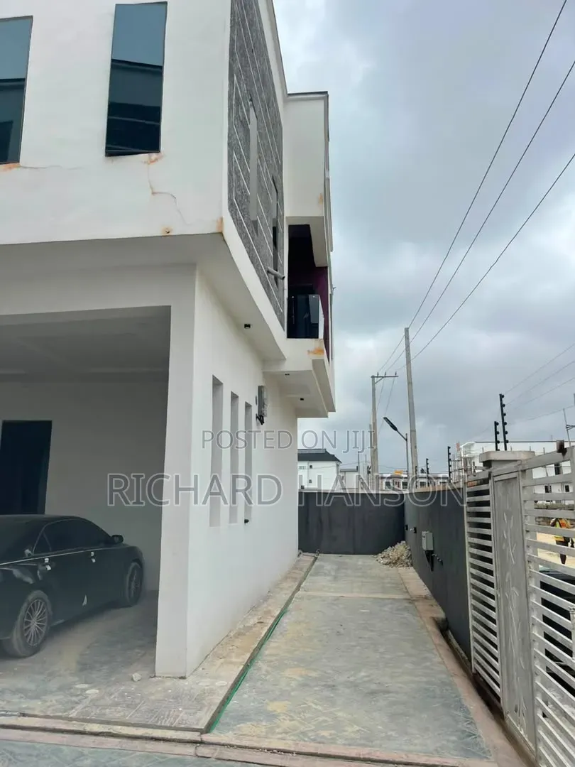 3bdrm Duplex in Non Flooded, Off Lekki-Epe Expressway for rent in Off Lekki-Epe Expressway