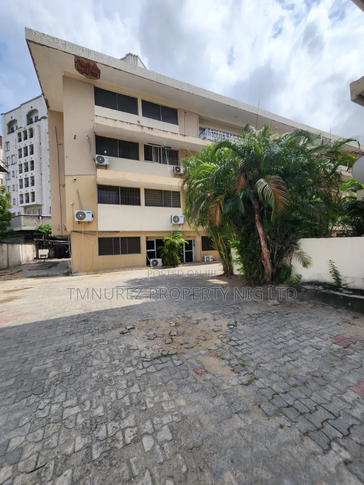 Office Space 3bedroom Apartment for Rent in Kofo Abayomi