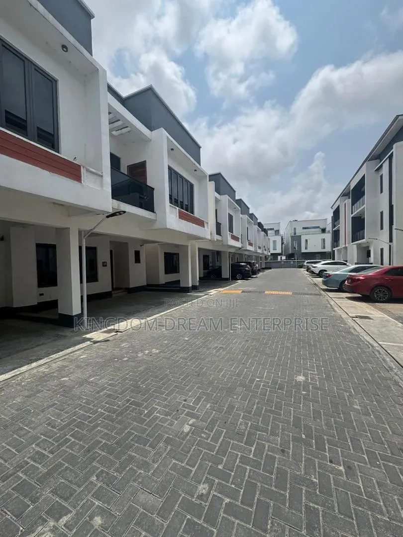 4bdrm Townhouse/Terrace in Atlantic 4 Platinum, Jakande for sale in Jakande