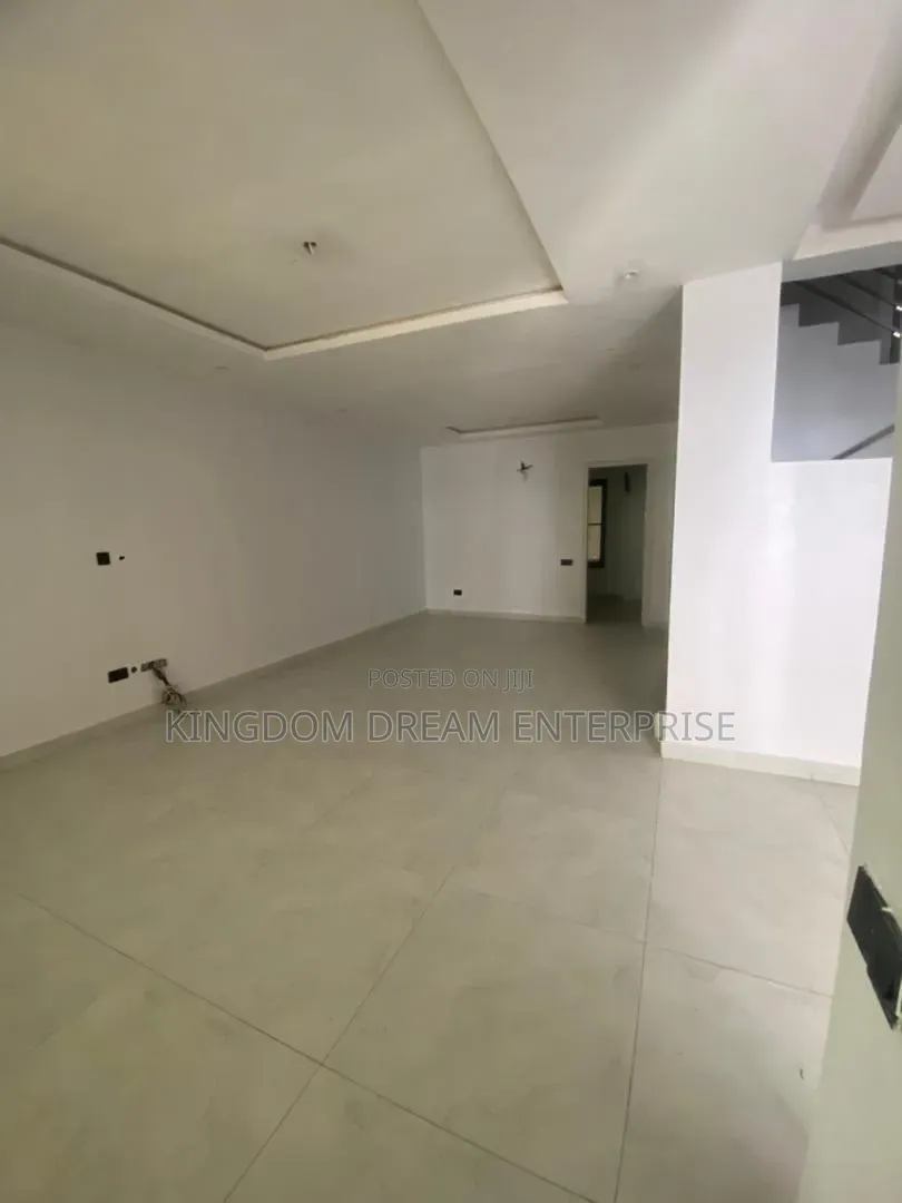 4bdrm Townhouse/Terrace in Atlantic 4 Platinum, Jakande for sale in Jakande