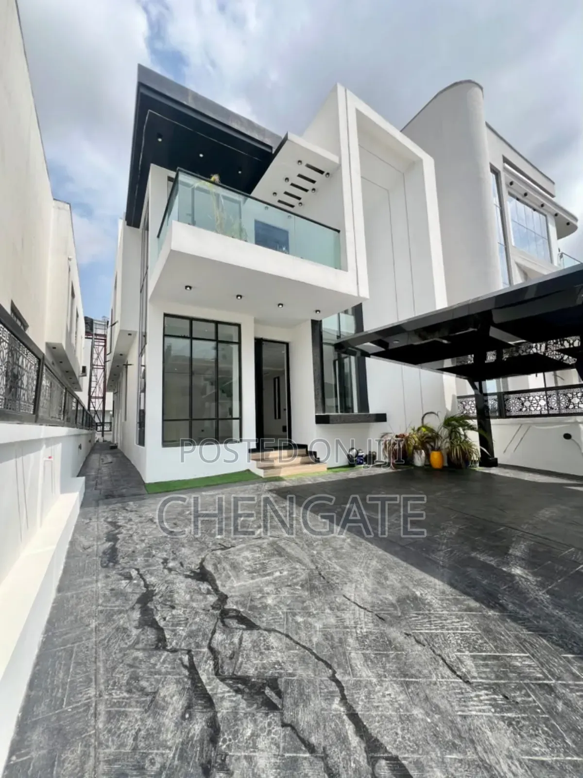 5bdrm Duplex in Chevron for sale in Chevron