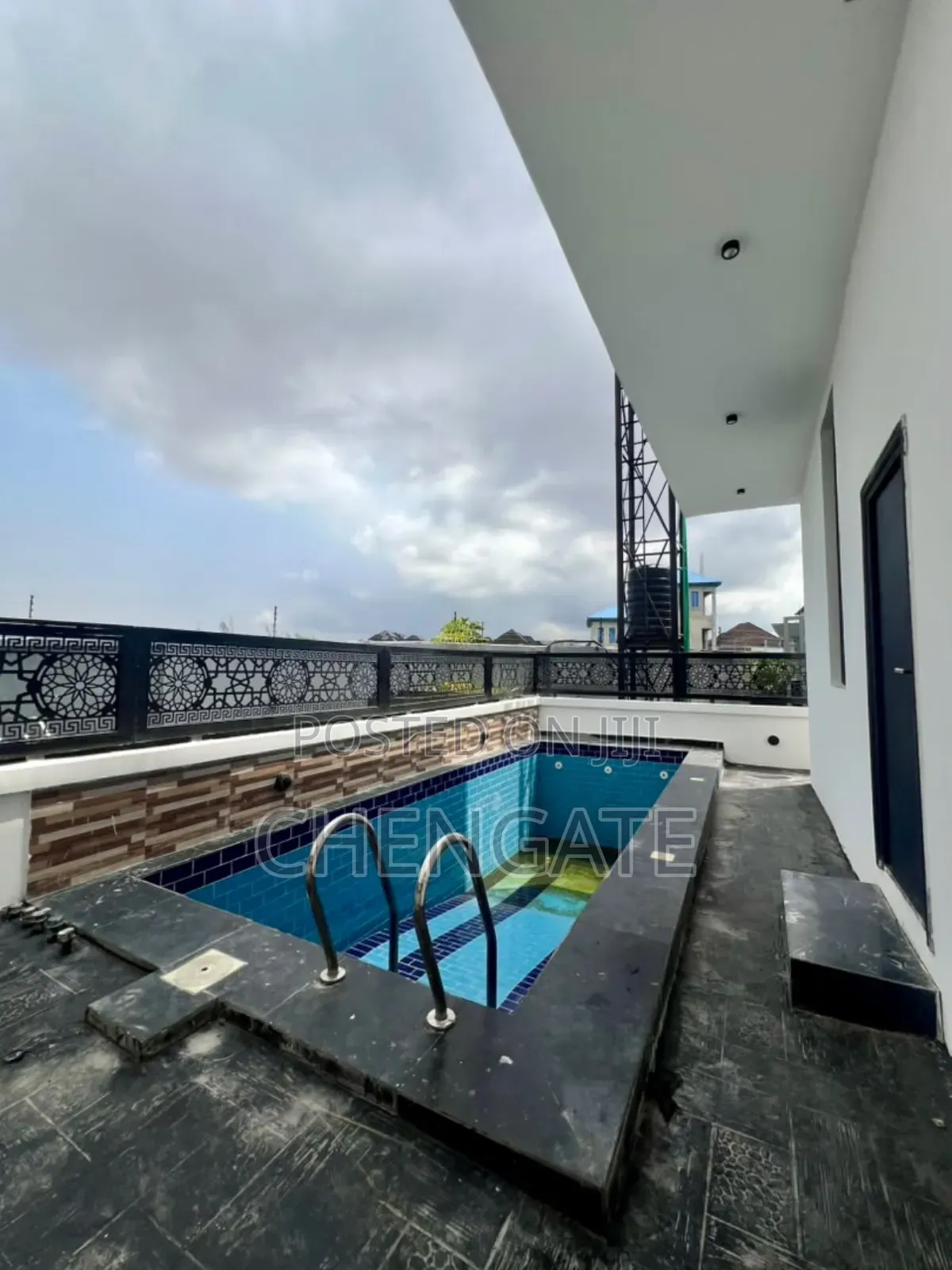 5bdrm Duplex in Chevron for sale in Chevron