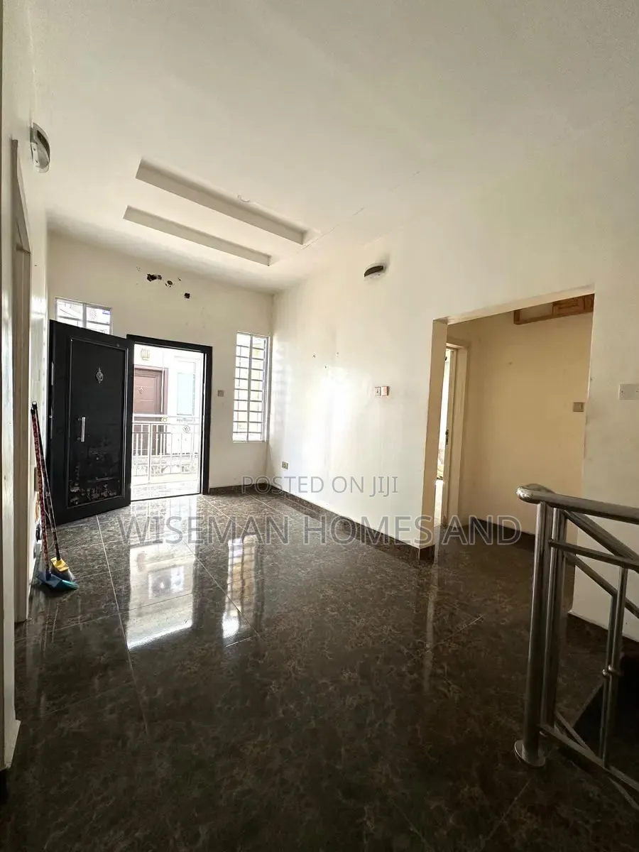 4bdrm Duplex in Ilaje Mobile Road, Off Lekki-Epe Expressway for rent in Off Lekki-Epe Expressway