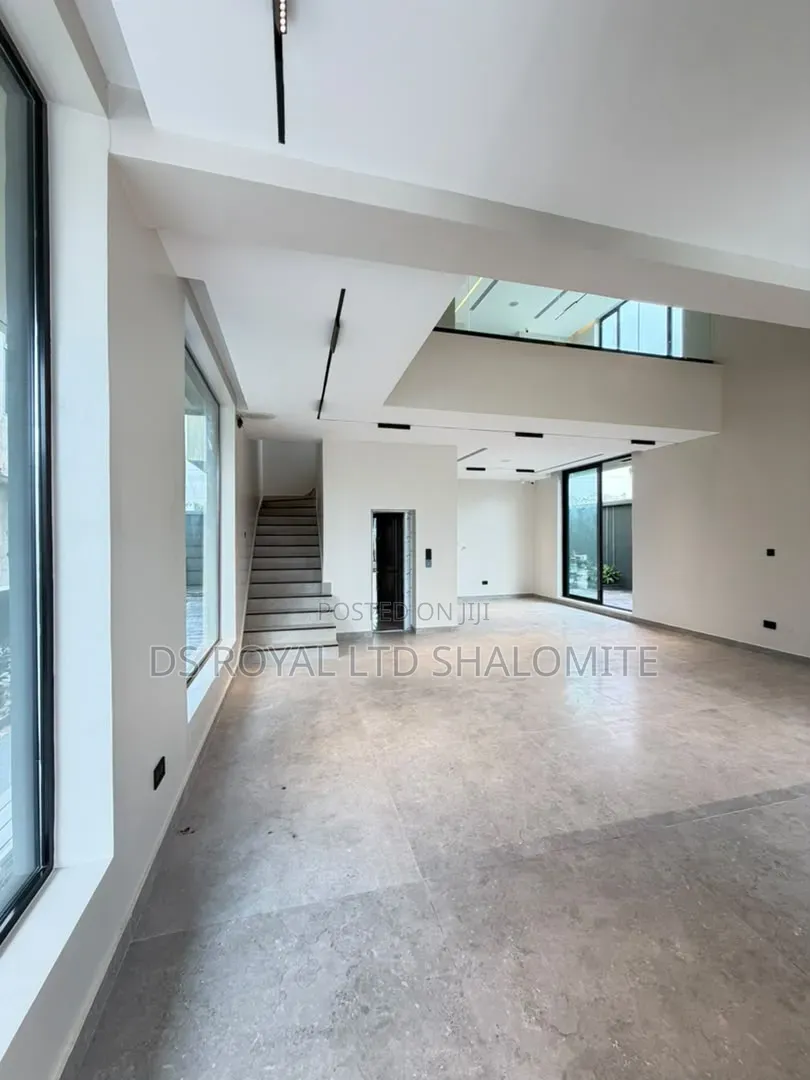 5bdrm Duplex in Lekki Phase 1 for sale in Lekki Phase 1