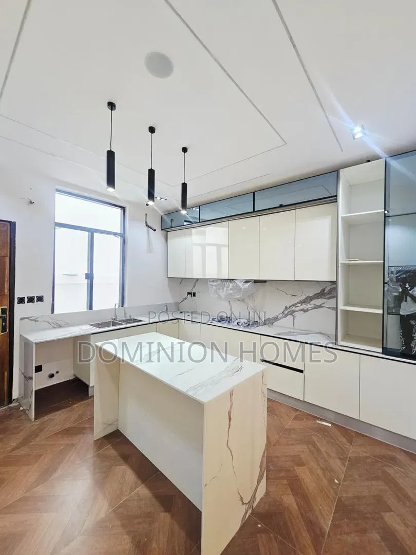 5bdrm Duplex in Chevron for sale in Chevron