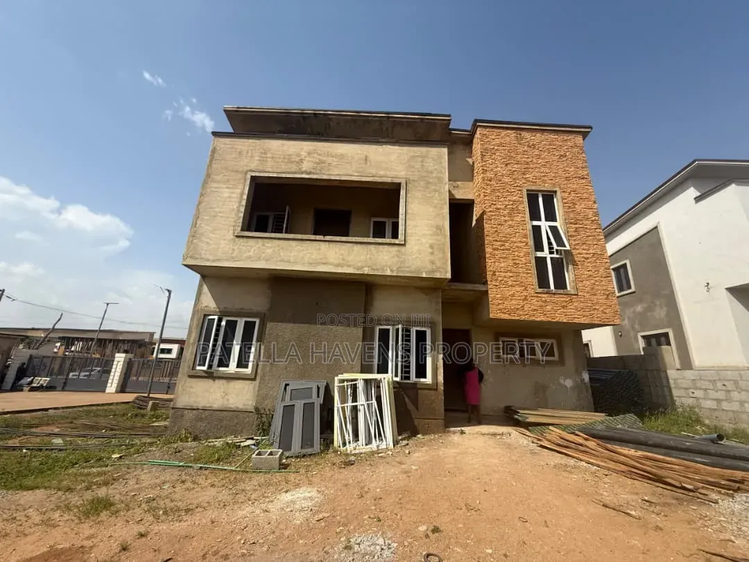 4bdrm Duplex in Apo Resettlement for sale in Apo Resettlement