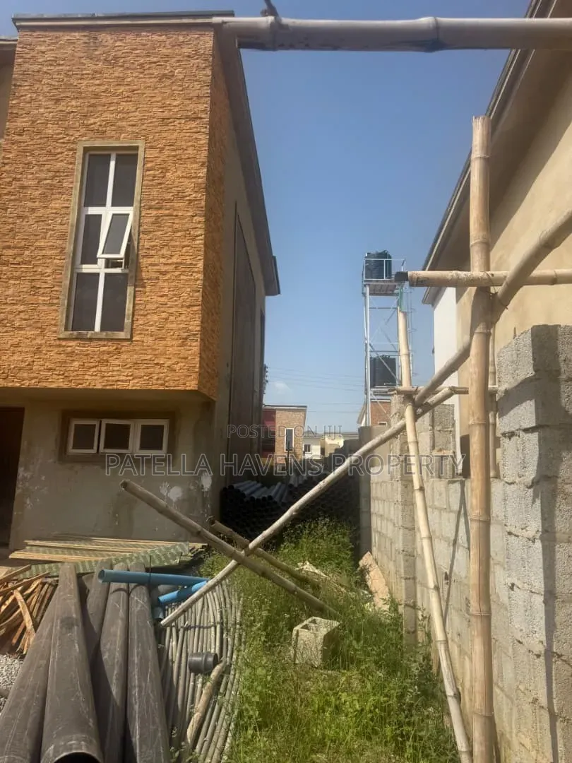 4bdrm Duplex in Apo Resettlement for sale in Apo Resettlement
