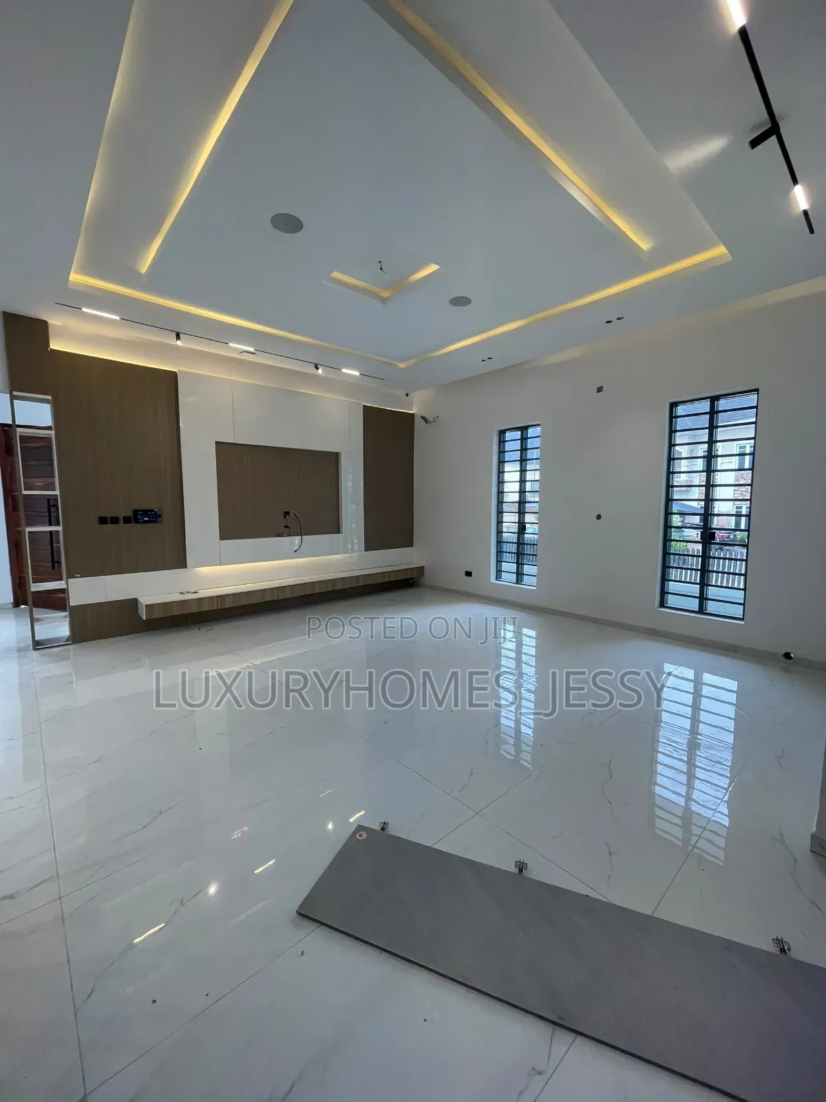 Furnished 5bdrm Duplex in Orchid, Chevron for sale in Chevron