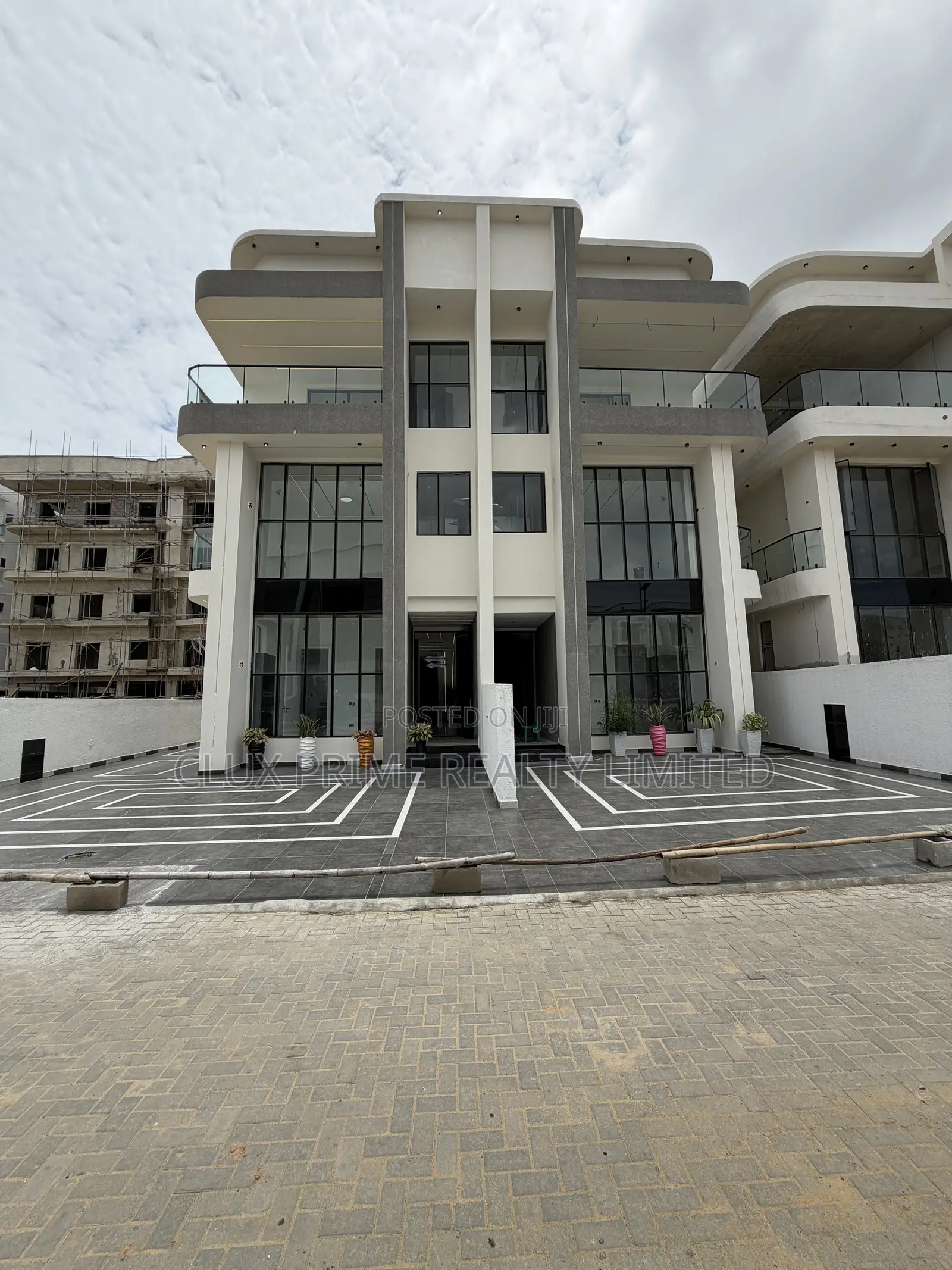 5bdrm Duplex in Lekki Phase 1 for sale in Lekki Phase 1