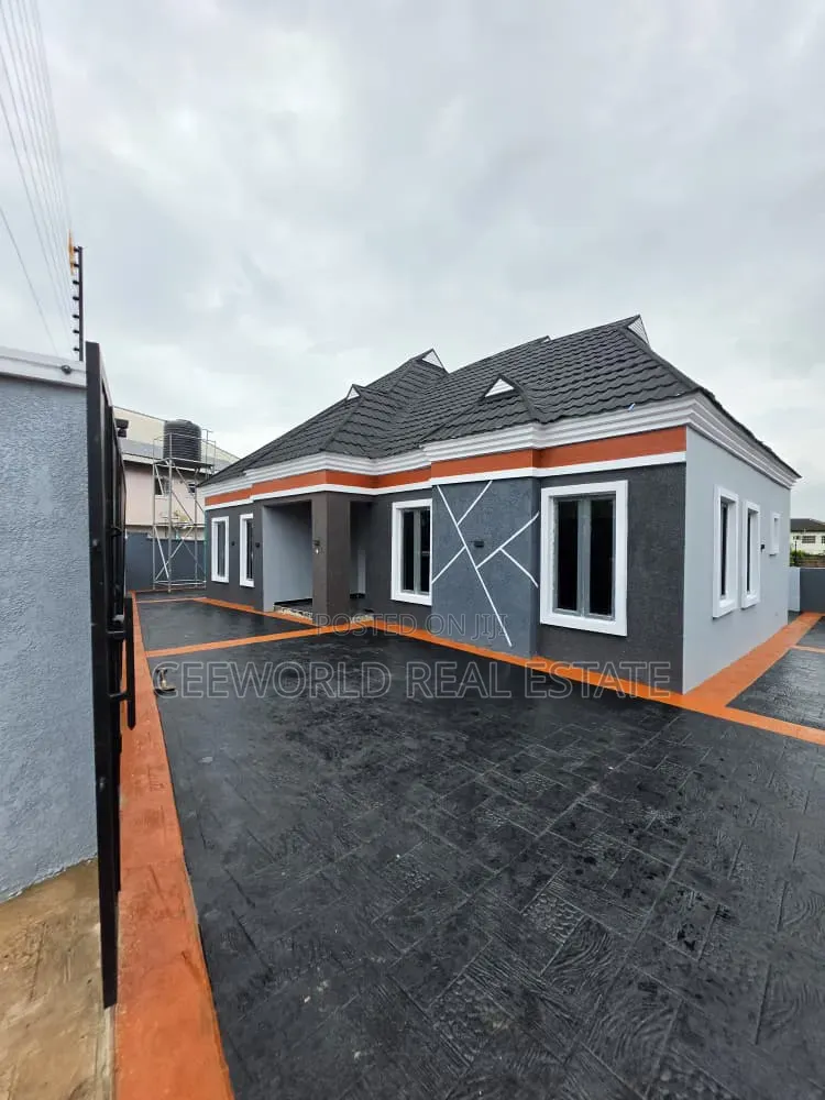 4bdrm Bungalow in Akoto Estate Elebu, Akala Express for sale in Akala Express