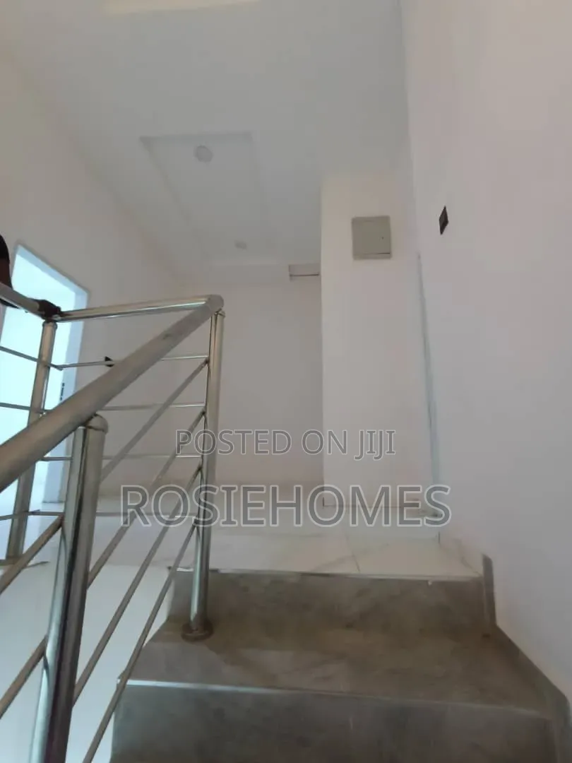 5bdrm Duplex in Hampton Lake Estate,, Chevron for sale in Chevron