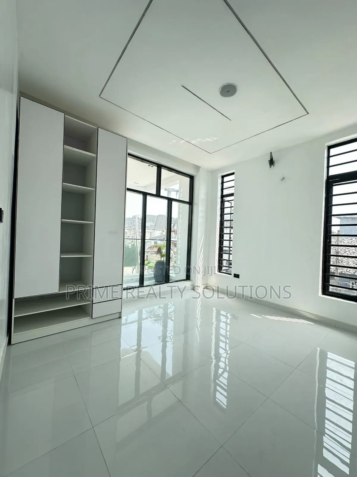 5bdrm Duplex in Chevron for sale in Chevron
