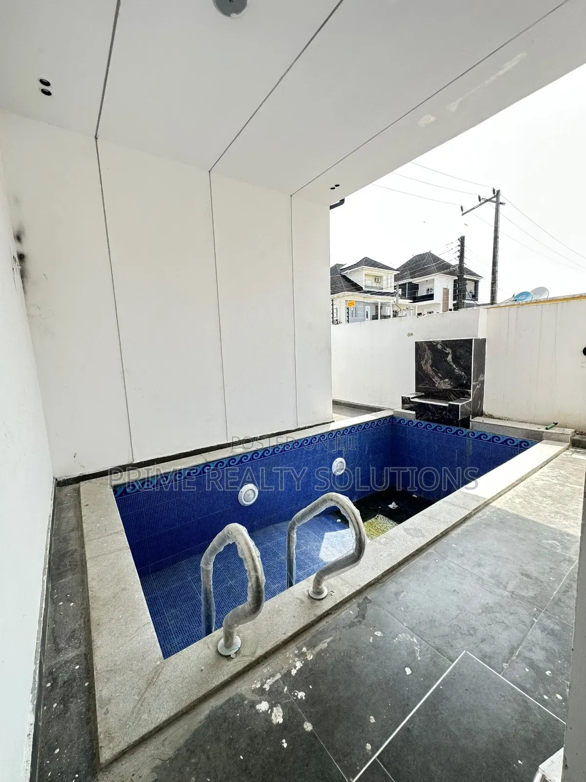 5bdrm Duplex in Chevron for sale in Chevron
