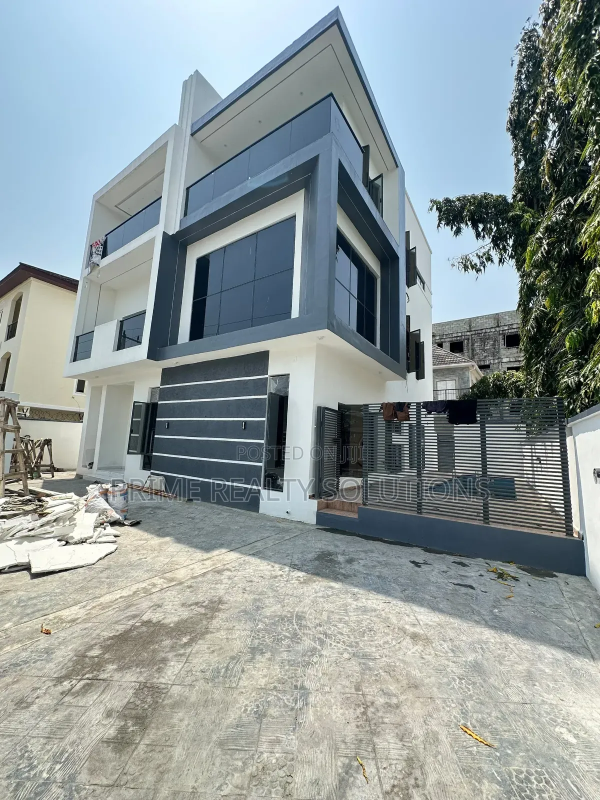 4bdrm Duplex in Chevron for sale in Chevron