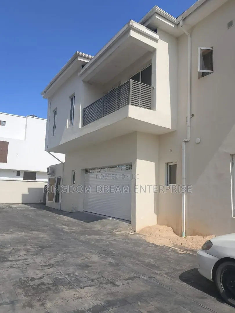 5bdrm Duplex in Pinnock Beach Estate for sale in Osapa london