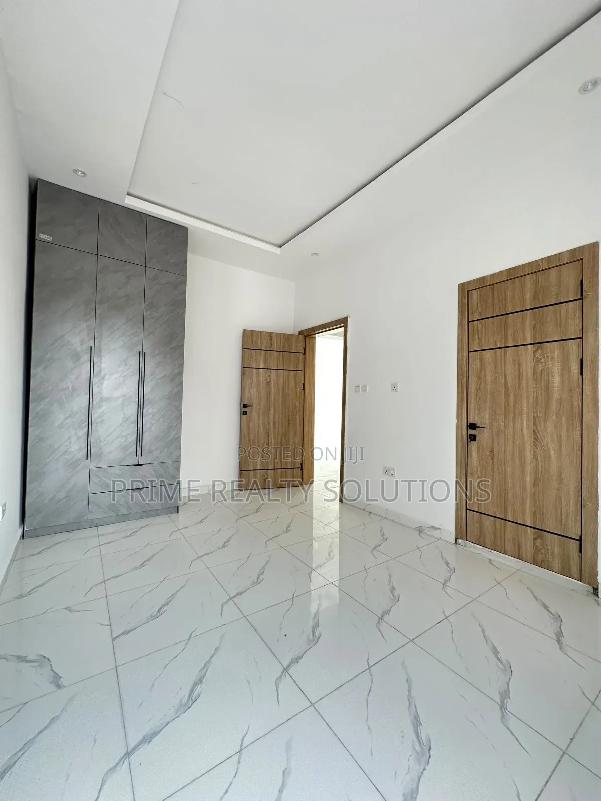 4bdrm Duplex in Chevron for sale in Chevron