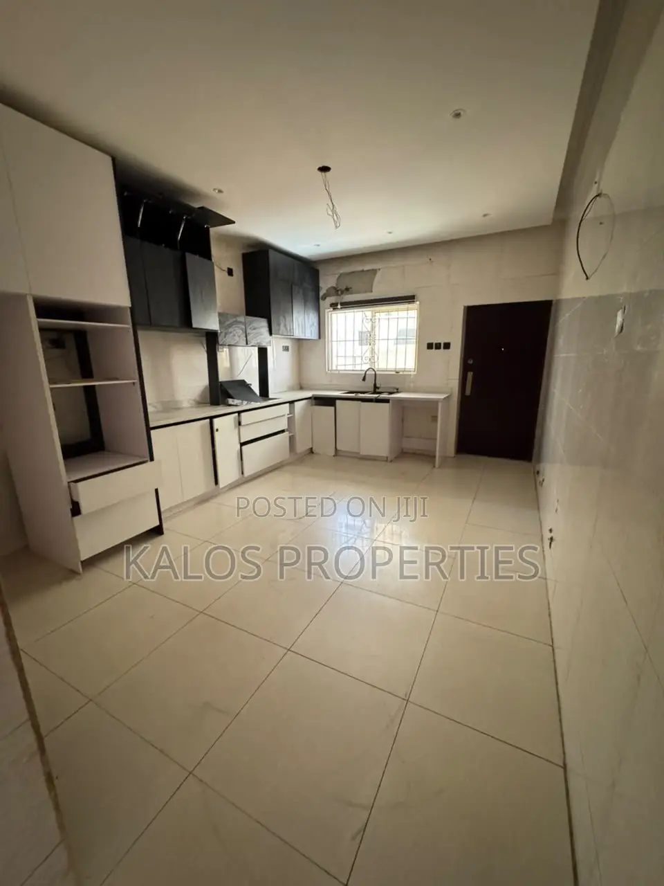 4bdrm Duplex in Chevron for rent in Chevron