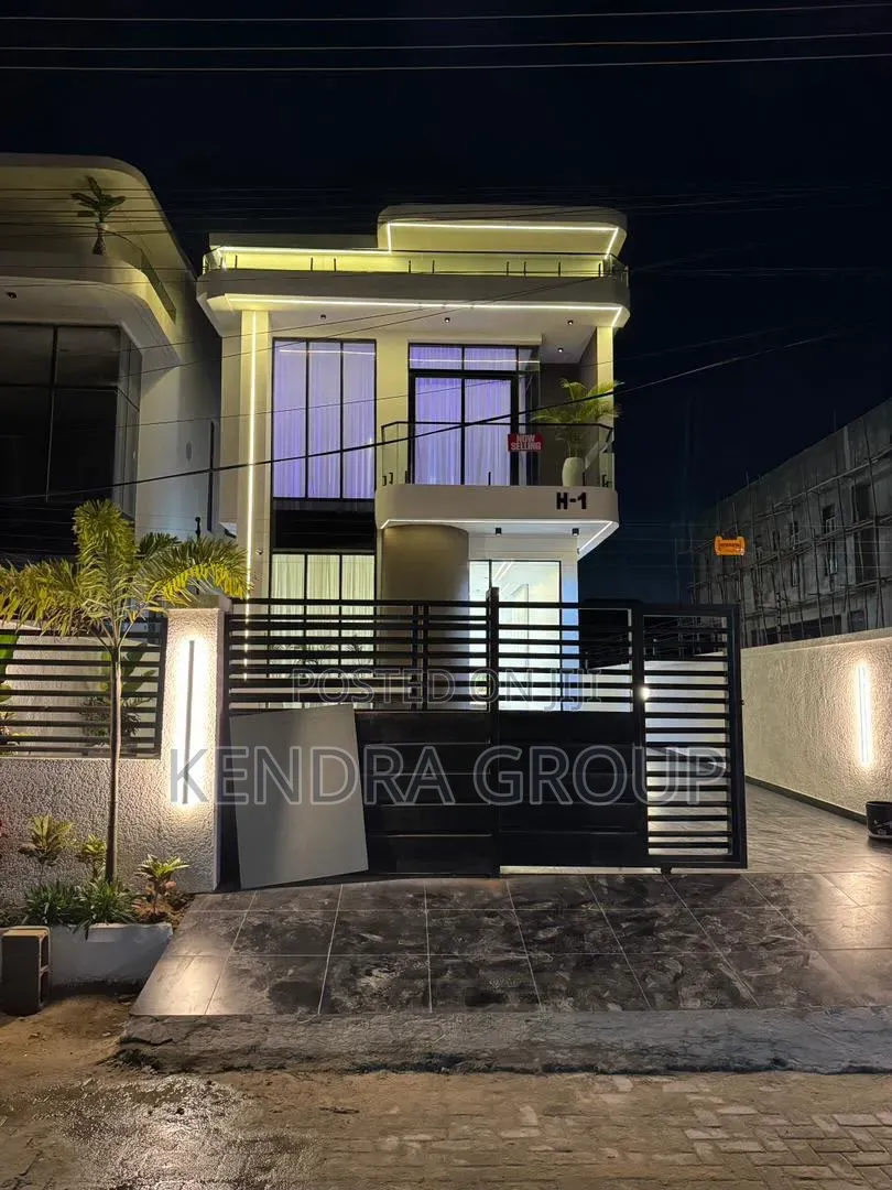 5bdrm Duplex in Orchid, Ikota for sale in Ikota