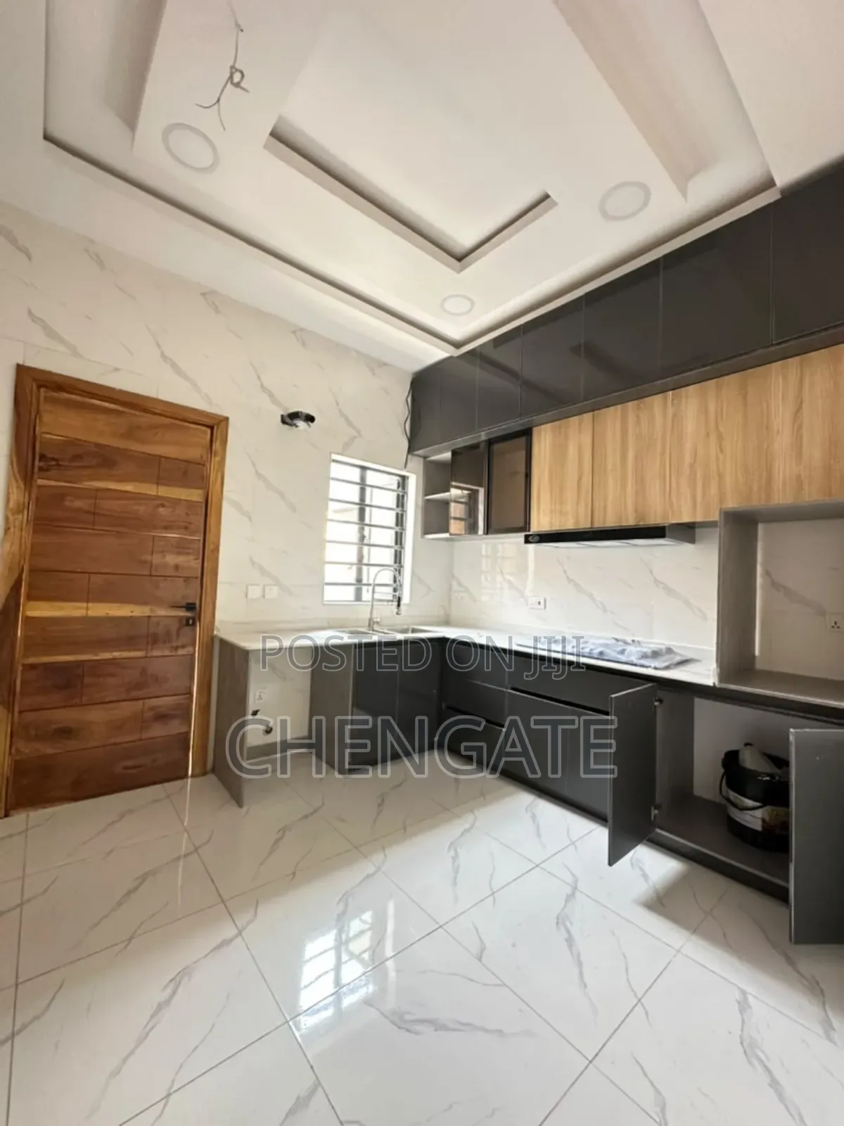 4bdrm Duplex in Chevron for sale in Chevron