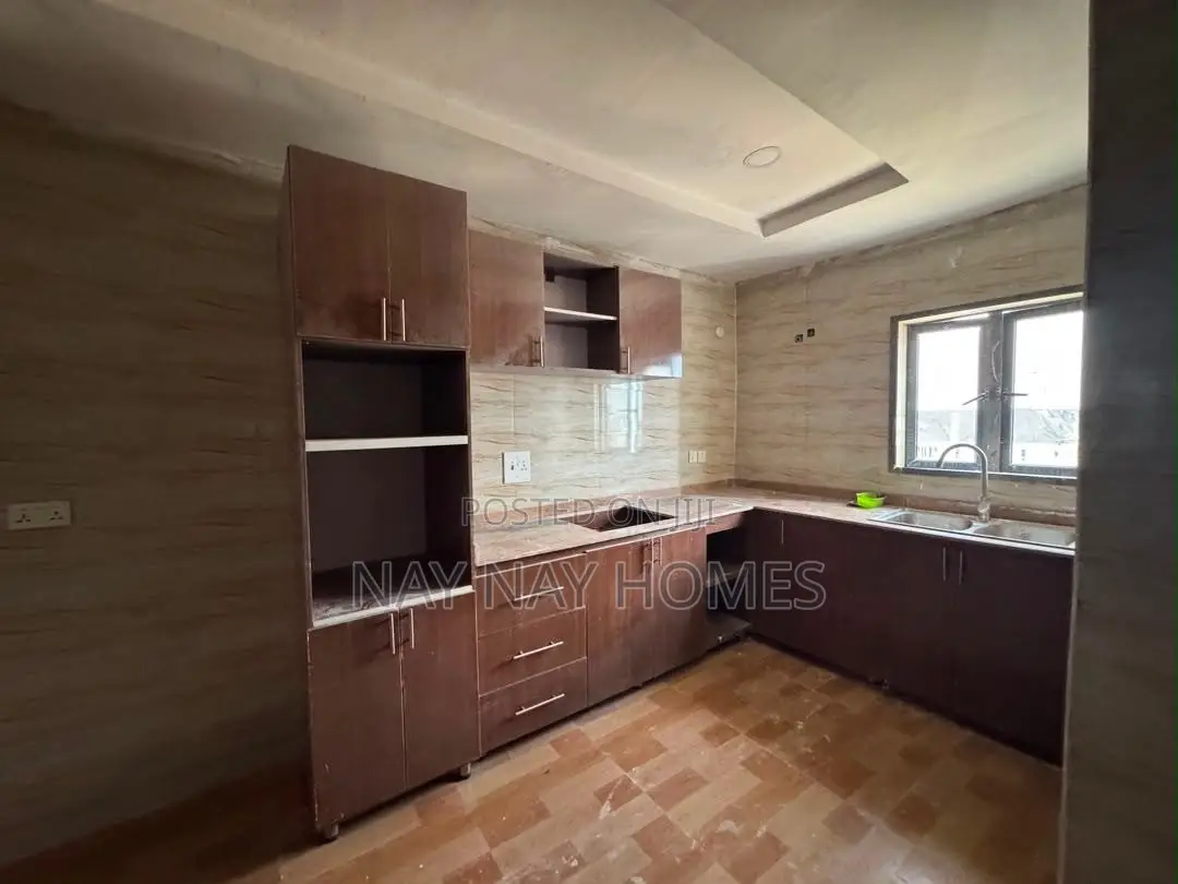 4bdrm Block of Flats in Bueno Vista, Lekki Phase 2 for rent in Lekki Phase 2
