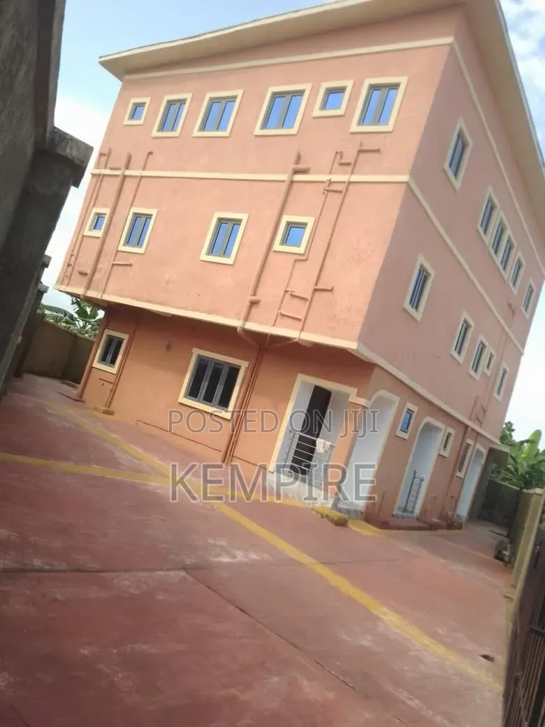 12bdrm House in Oron Road, Uyo for sale in Uyo