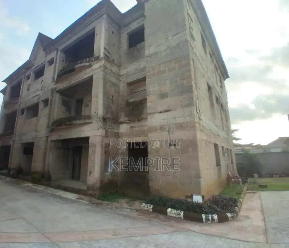 12bdrm House in Shelter Afrique, Uyo for sale in Uyo