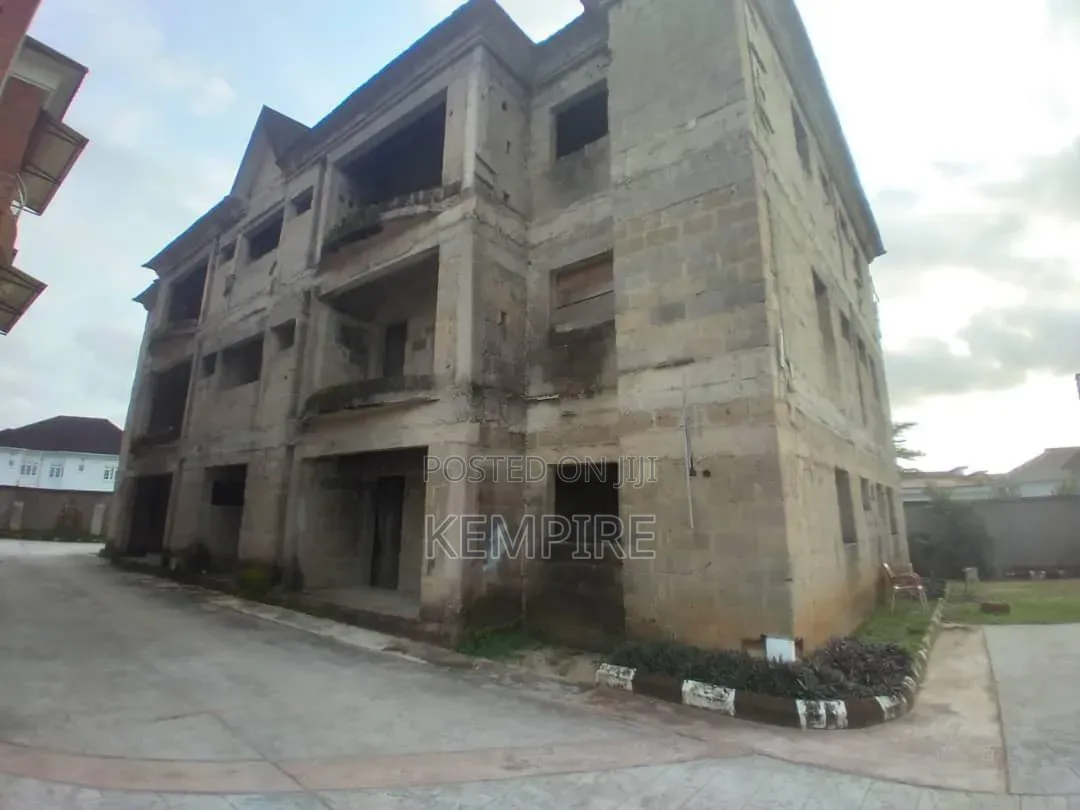 12bdrm House in Shelter Afrique, Uyo for sale in Uyo