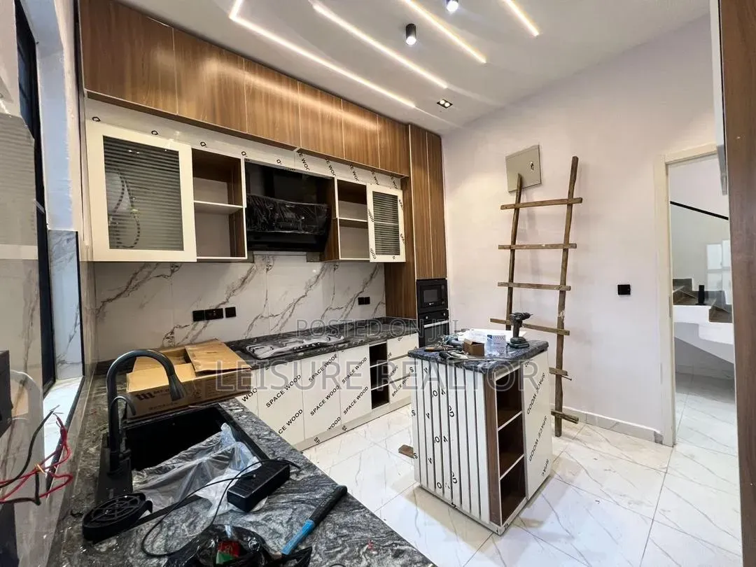 5bdrm Duplex in Ikota for sale in Ikota