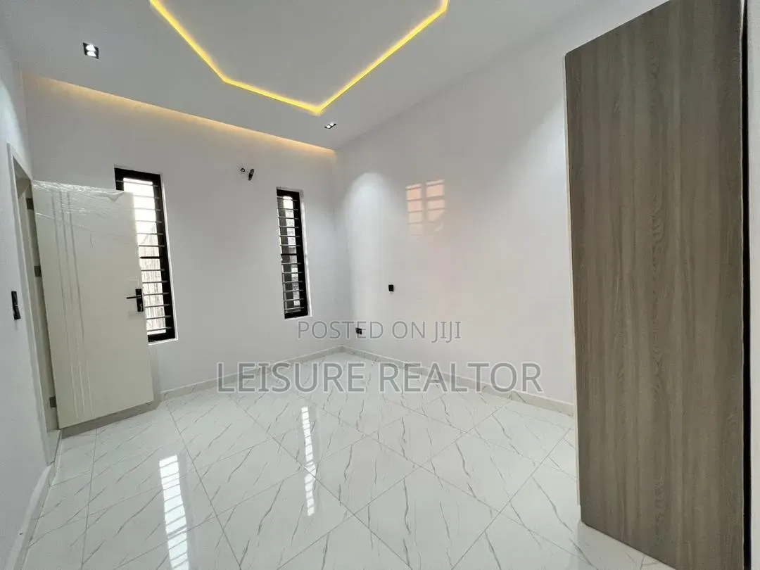 5bdrm Duplex in Ikota for sale in Ikota