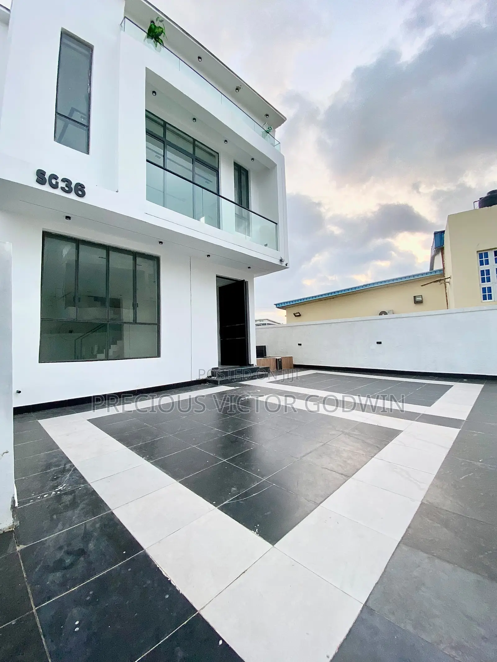 5bdrm Duplex in Chevron for sale in Chevron
