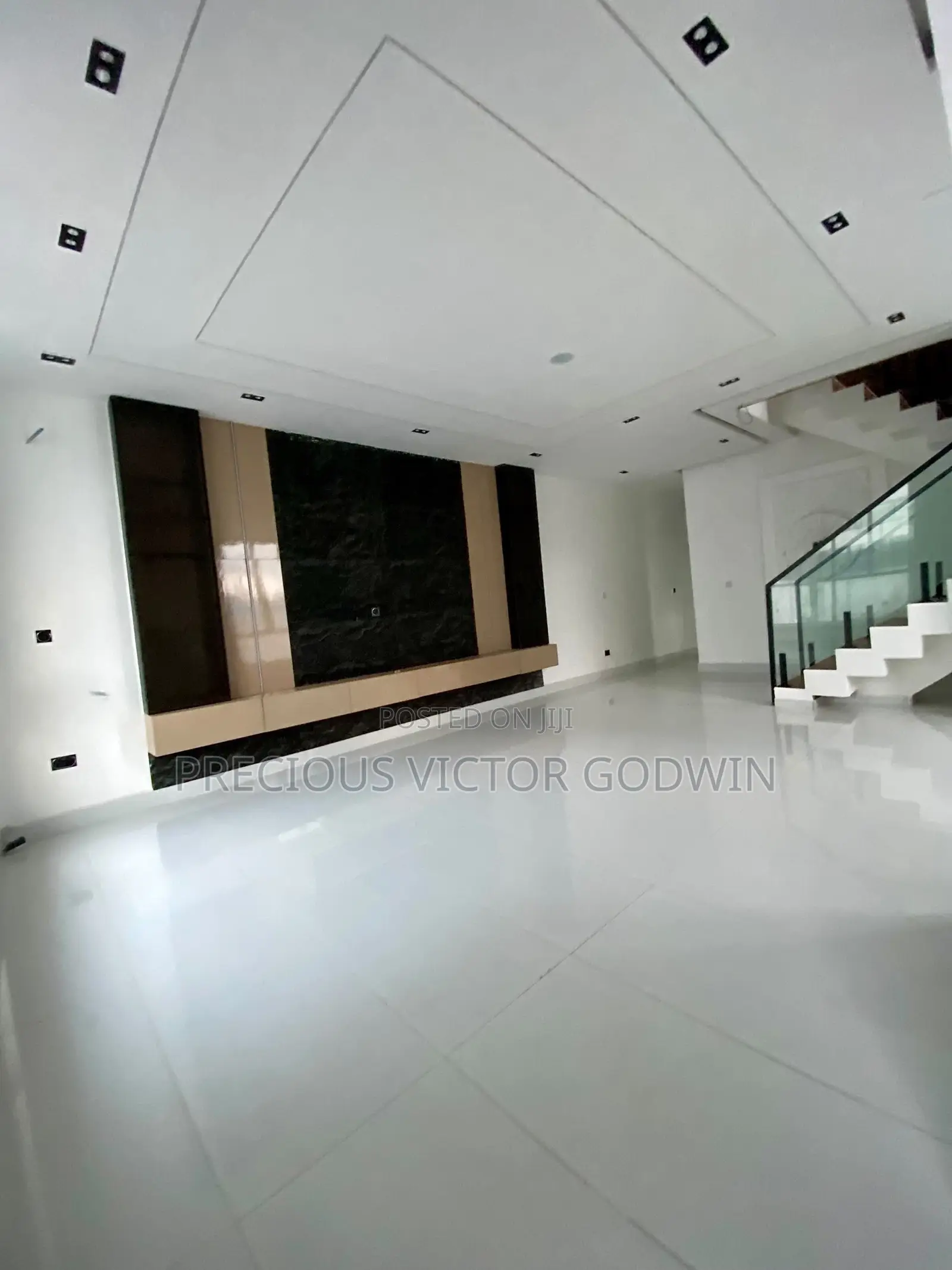 5bdrm Duplex in Chevron for sale in Chevron