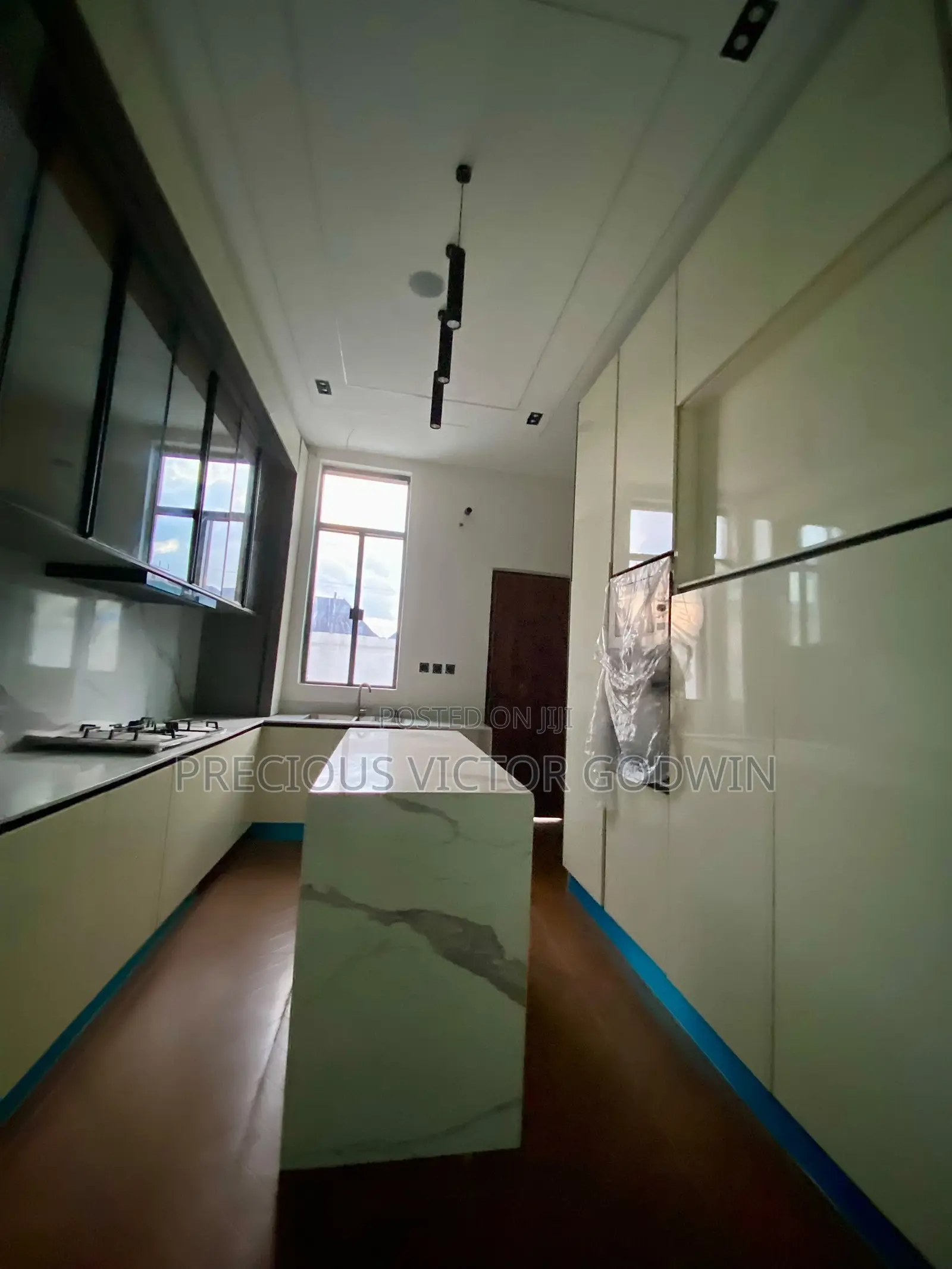 5bdrm Duplex in Chevron for sale in Chevron