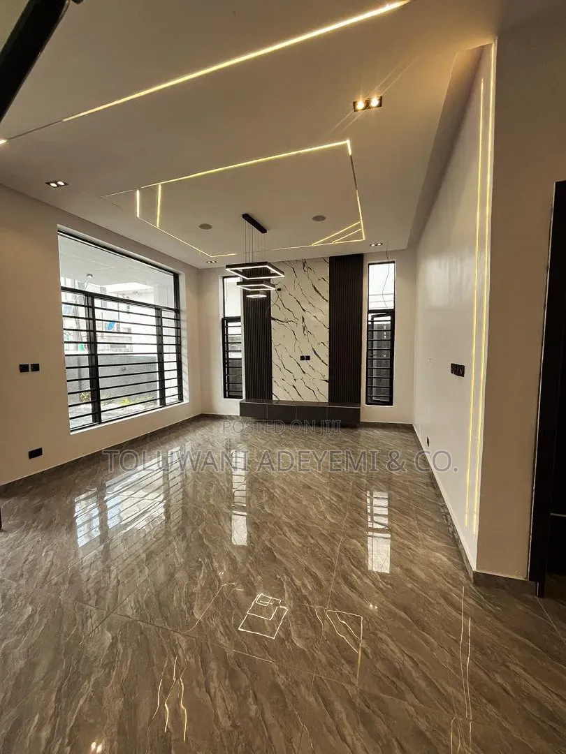 4bdrm Duplex in Ikota for sale in Ikota