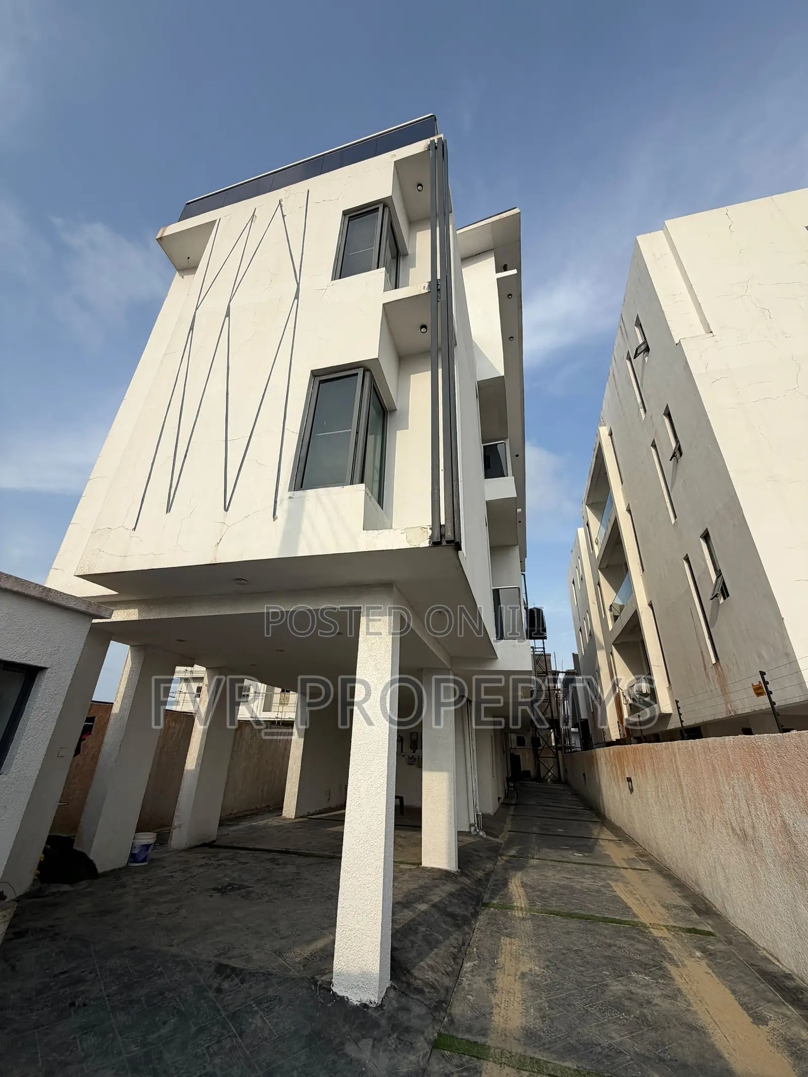 3bdrm Block of Flats in New Road, Chevron for sale in Chevron