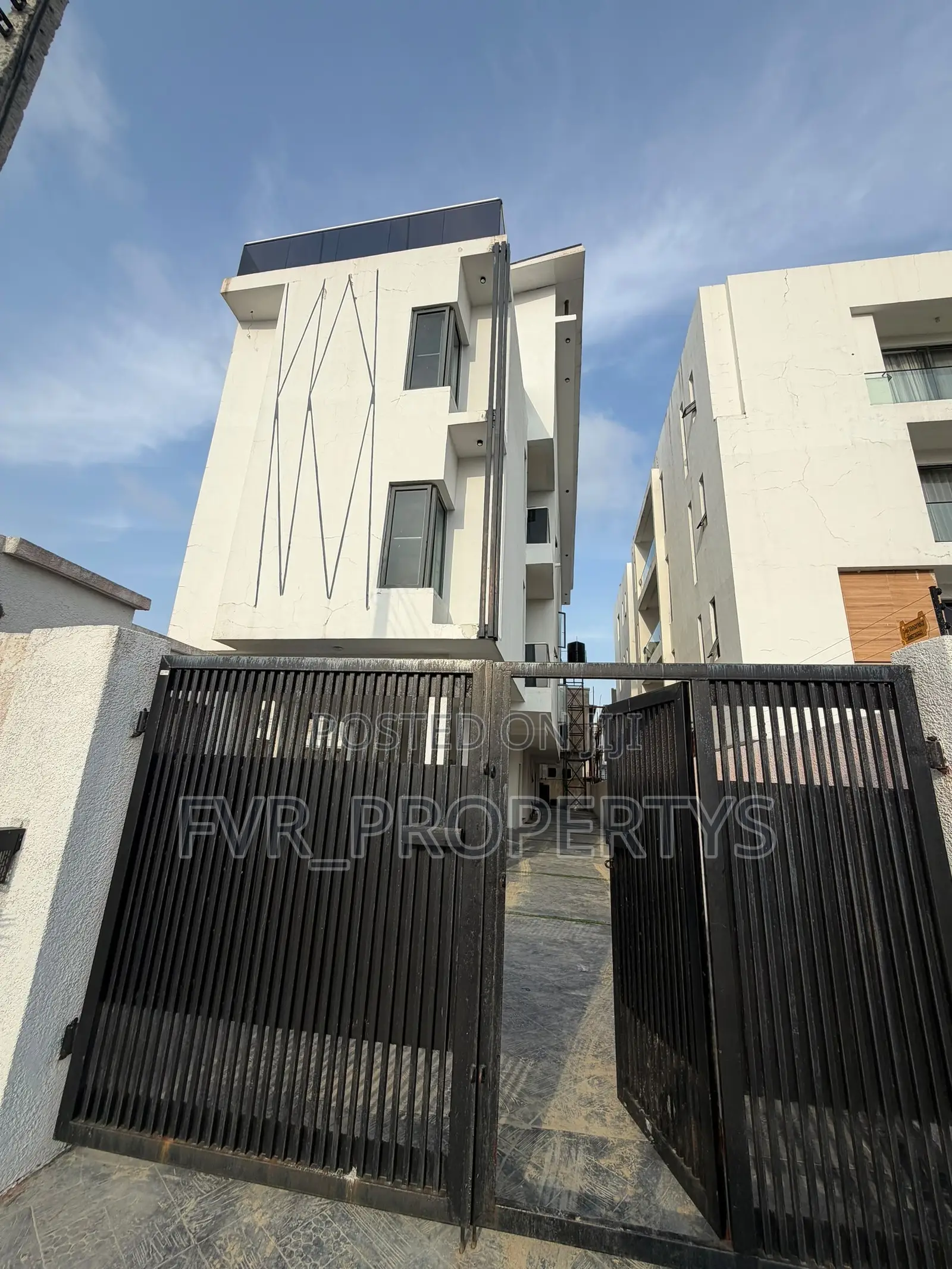 3bdrm Block of Flats in New Road, Chevron for sale in Chevron