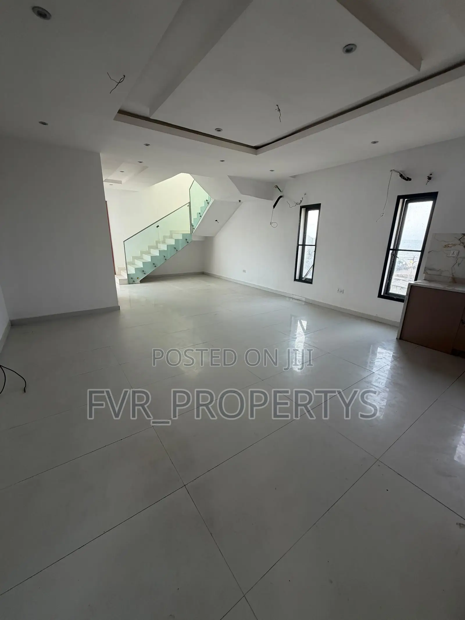 3bdrm Block of Flats in New Road, Chevron for sale in Chevron